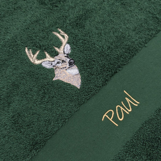 Nahaufnahme der Hirsch-Stickerei auf dem grünen Handtuch um die Qualität zu zeigen.