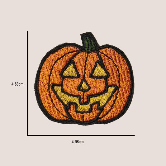Halloween Kürbis Aufnäher zum Aufbügeln mit Größenbeschreibung auf einem neutralen Hintergrund