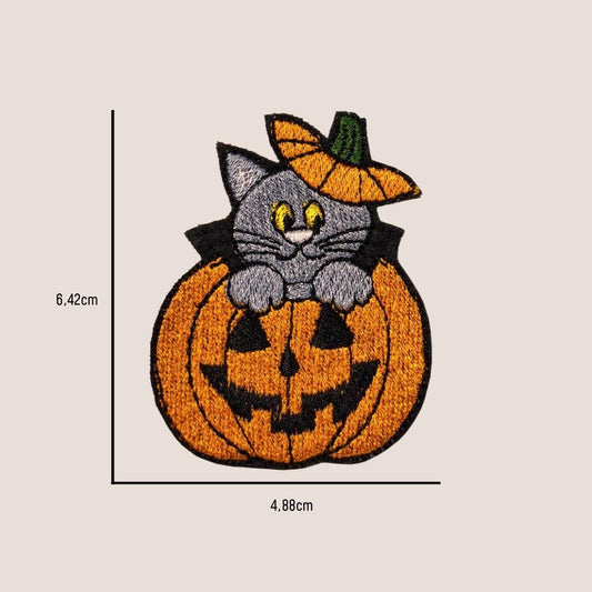 Eine Nahaufnahme und Größenbezeichnung des Halloween Katzen-Kürbis Aufnähers.