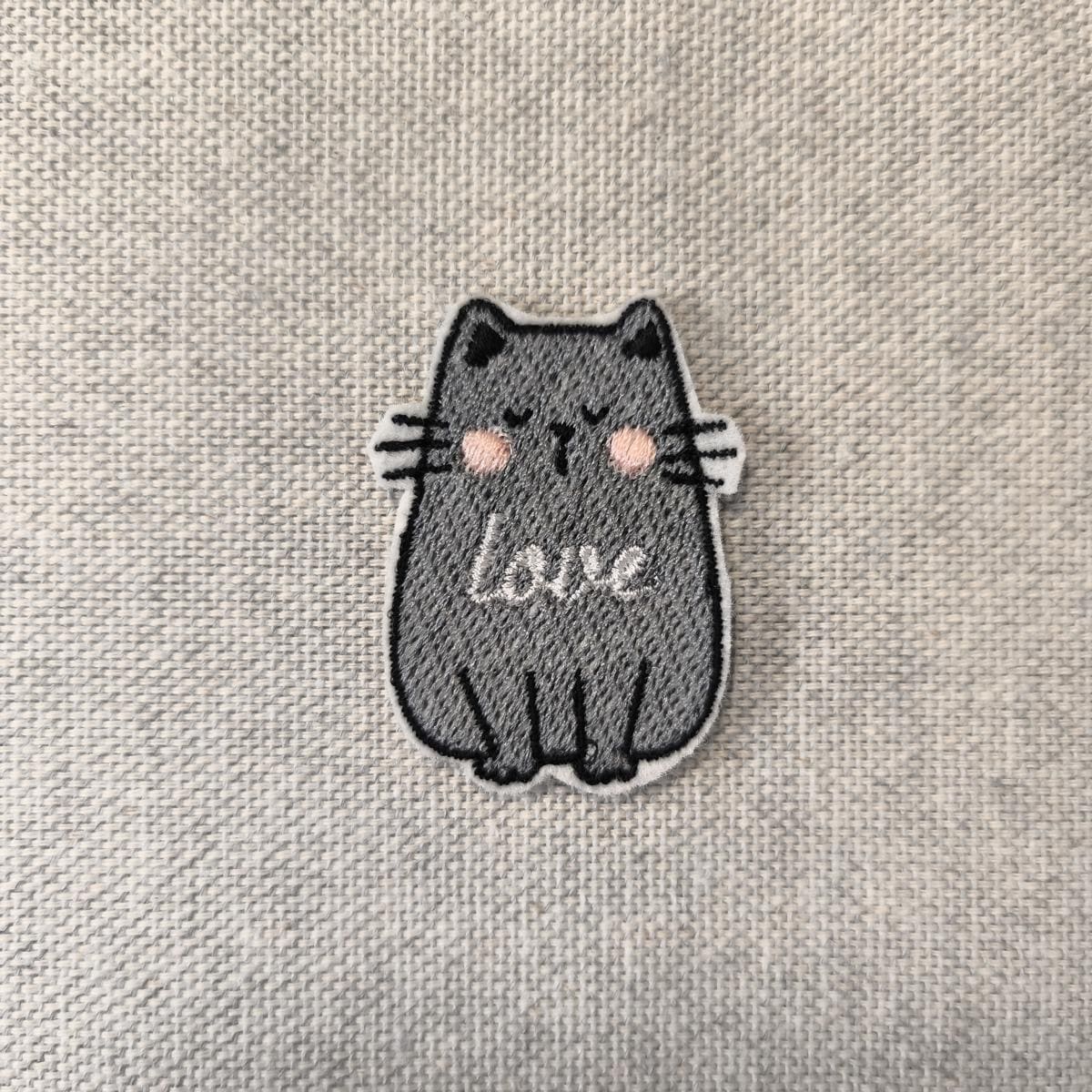 Eine Nahaufnahme des Love-Katze Aufnähers.