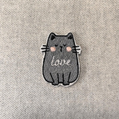 Eine Nahaufnahme des Love-Katze Aufnähers.