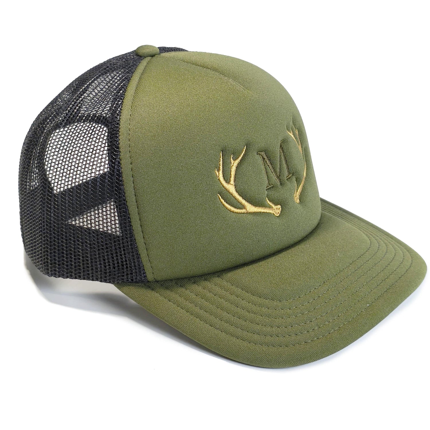 Olivgrüne Trucker Cap mit schwarzem Netzrücken, bestickt mit einem goldenen Hirschgeweih und dem personalisierten Monogramm „M“ in der Mitte.