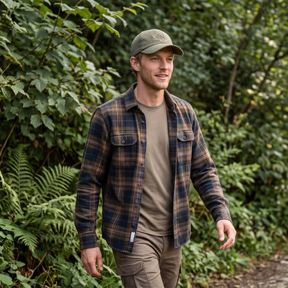 Mann im Karohemd trägt die olivengrüne personalisierte Geweih-Cap bei einem Spaziergang im Wald.