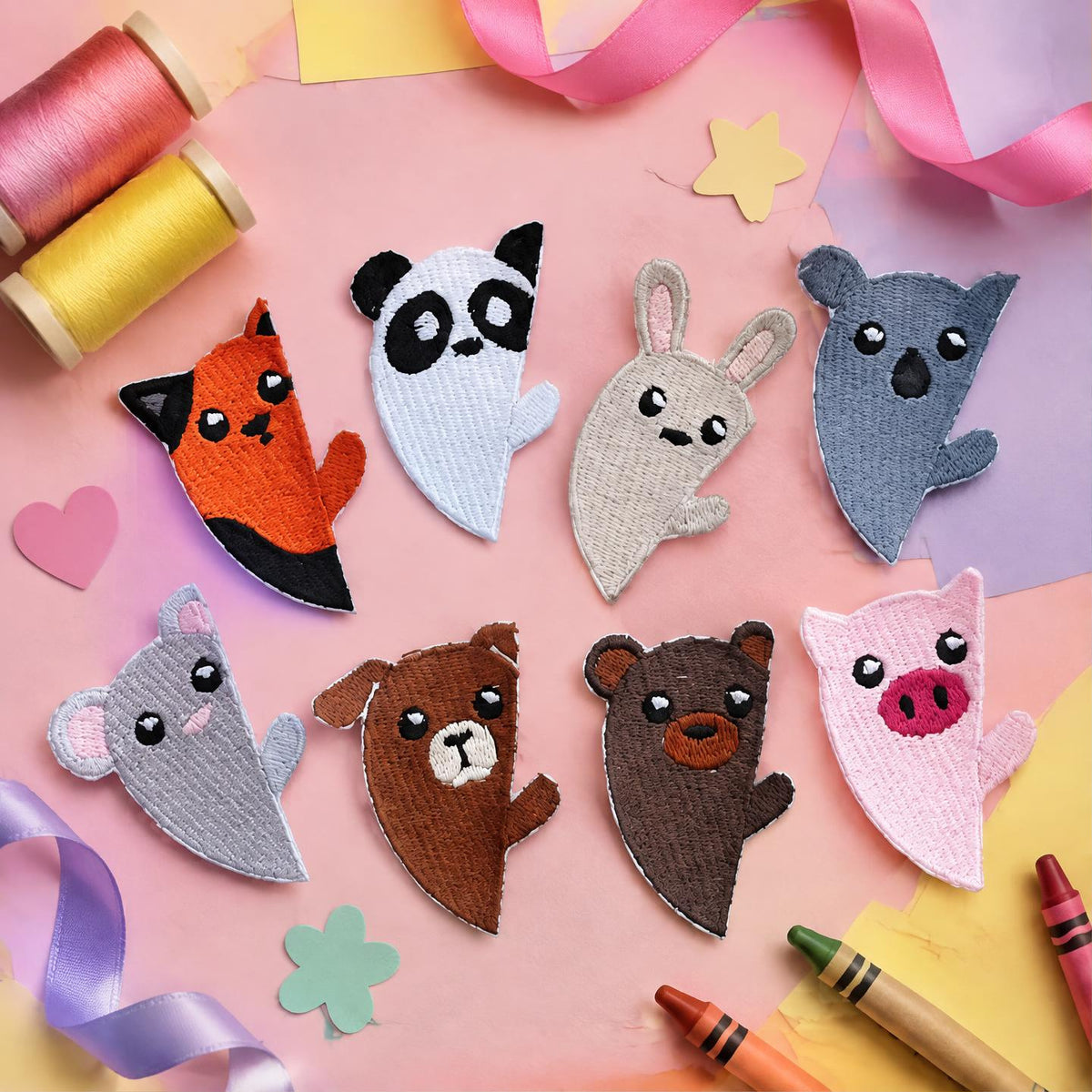 Achter-Set aus bunten gestickten Tier-Aufnähern zum Aufbügeln (Panda, Katze, Hase, Koala, Maus, Hund, Bär, Schwein) auf rosa Hintergrund.