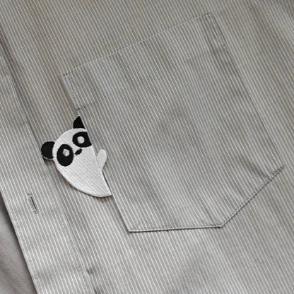 Besticktes Panda-Bügelbild, platziert an der Ecke einer Hemdtasche als kreative Kleider-Applikation.