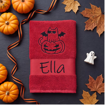 Rotes Halloween-Handtuch bestickt mit Name Ella und einer Katze mit Sonnenbrille und Fledermausflügeln im Kürbis