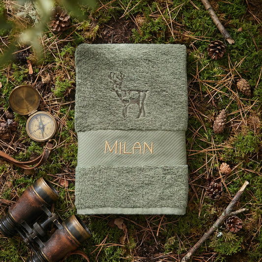 Olivgrünes besticktes Handtuch mit einem stolzen Hirsch-Motiv und dem Namen Milan in goldener Schrift.