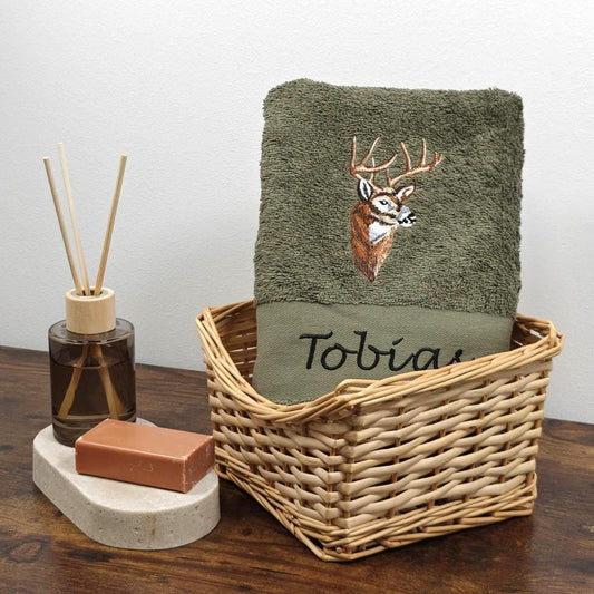 Personalisiertes besticktes Handtuch mit Hirschmotiv und Namen in Olivgrün