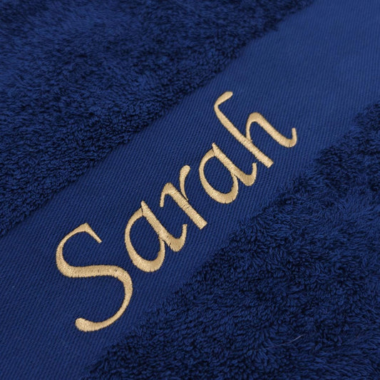 Eine Nahaufnahme der Namenstickerei um die Qualität zu zeigen. Das Tuch hat die Farbe Navy Blau