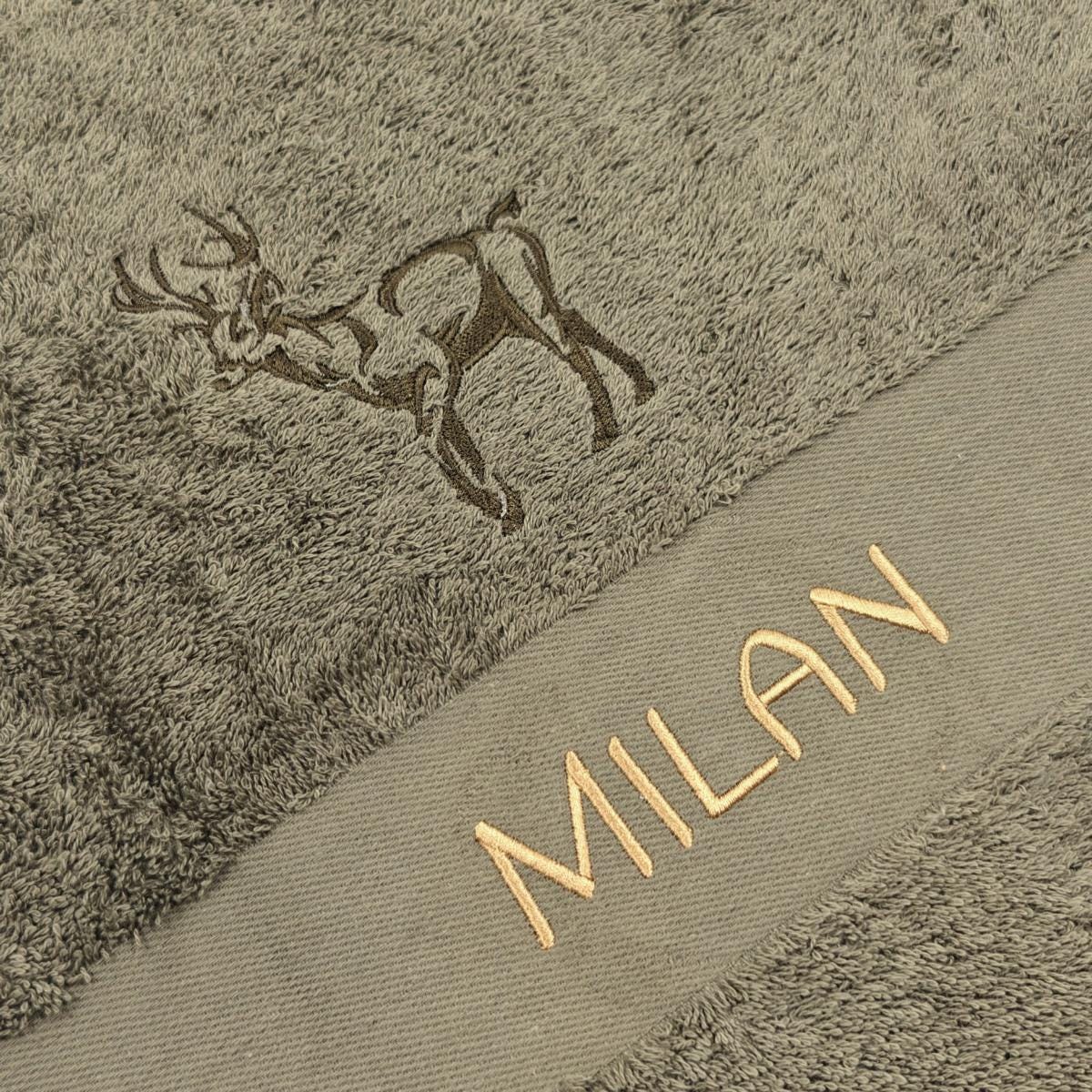 Eine Nahaufnahme der Stickerei auf dem Olive Handtuch.