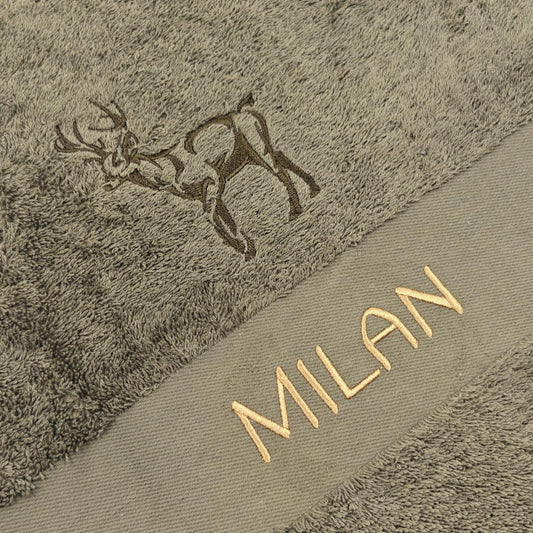 Eine Nahaufnahme der Stickerei auf dem Olive Handtuch.