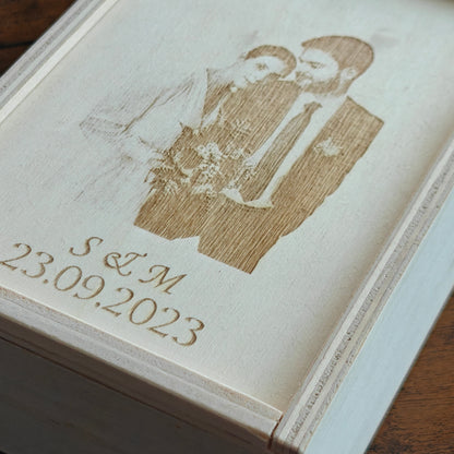 Eine Nahaufnahme der personalisierten Pappel-Holz-Geschenkbox - mit Foto, Initialen und Datum graviert.