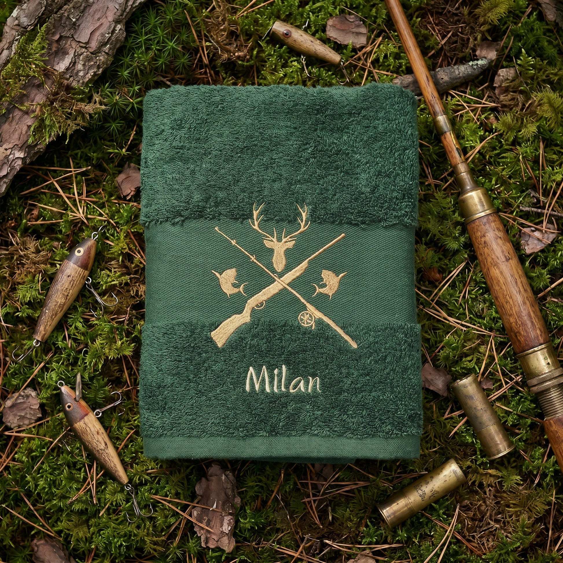 Ein besticktes Handtuch mit Jagd und Angeln Motiv und Namen bestickt in Gold.