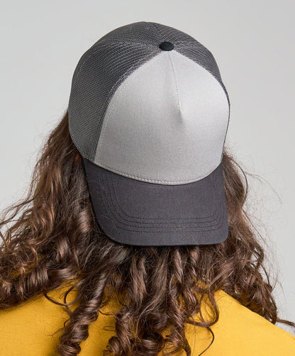 Grau-schwarze Trucker-Cap mit Mesh-Rückseite und fester Frontplatte. Die Kappe hat einen gebogenen Schirm und einen Knopf oben. Die Kappe ist neutral gefärbt und kann von jedem getragen werden.